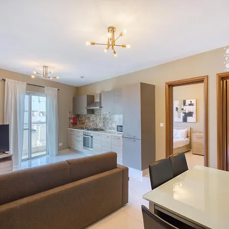 Apartment 2 Bedroom With Balcony & Panoramic Views *