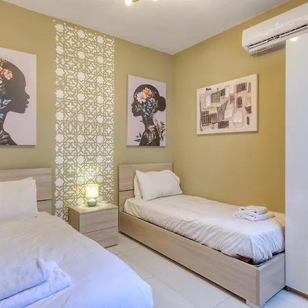 2 Bedroom With Balcony & Panoramic Views Apartment *