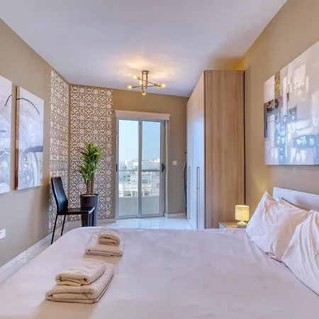 Apartment 2 Bedroom With Balcony & Panoramic Views *