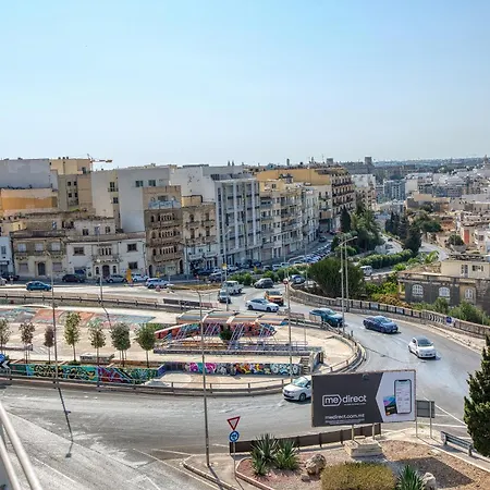2 Bedroom With Balcony & Panoramic Views Apartment *
