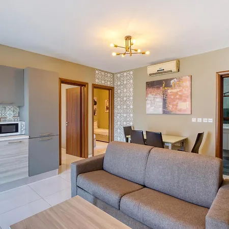 2 Bedroom With Balcony & Panoramic Views Apartment *